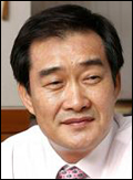유경선(기업인/유진그룹회장)
유진그룹(회장 유경선ㆍ사진)은 지난 29일 이웃돕기 성금 3억원을 사회복지공동모금회에 전달했다.