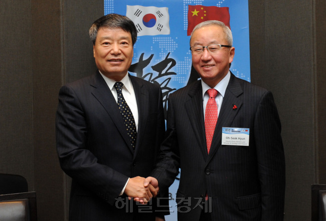 30일 오전 서울 신라호텔에서 '제12차 한중경제장관회의'가 열렸다.<br />한국 측은 현오석 부총리 겸 기획재정부 장관을 수석대표로 기재부·미래부·산업부·환경부 등 담당국장, 주중한국대사관 재경관등이 참석하며, 중국 측은 쉬 사오스 국가발전개혁위원회(NDRC) 주임을 수석대표로 외사사·규획사 등이 참석한다. 양측 대표단은 최근 거시경제동향과 새 정부 경제정책방향, 양국 벤처·창업투자 정책, 외국인 투자 활성화 대책, 기후대응 분야 협력 방안 등에 대해 논의할 계획이다. 현오석 부총리 겸 기획재정부 장관과 쉬 사오스 국가발전개혁위원회(NDRC) 주임이 회의에 앞서 악수를 하고 있다.<br />이상섭 기자. babtong@heraldcorp.com 2013.12.30
30일 오전 서울 신라호텔에서 '제12차 한중경제장관회의'가 열렸다.
한국 측은 현오석 부총리 겸 기획재정부 장관을 수석대표로 기재부·미래부·산업부·환경부 등 담당국장, 주중한국대사관 재경관등이 참석하며, 중국 측은 쉬 사오스 국가발전개혁위원회(NDRC) 주임을 수석대표로 외사사·규획사 등이 참석한다. 양측 대표단은 최근 거시경제동향과 새 정부 경제정책방향, 양국 벤처·창업투자 정책, 외국인 투자 활성화 대책, 기후대응 분야 협력 방안 등에 대해 논의할 계획이다. 현오석 부총리 겸 기획재정부 장관과 쉬 사오스 국가발전개혁위원회(NDRC) 주임이 회의에 앞서 악수를 하고 있다.
이상섭 기자. babtong@heraldcorp.com 2013.12.30
30일 오전 서울 신라호텔에서 '제12차 한중경제장관회의'가 열렸다.
한국 측은 현오석 부총리 겸 기획재정부 장관을 수석대표로 기재부·미래부·산업부·환경부 등 담당국장, 주중한국대사관 재경관등이 참석하며, 중국 측은 쉬 사오스 국가발전개혁위원회(NDRC) 주임을 수석대표로 외사사·규획사 등이 참석한다. 양측 대표단은 최근 거시경제동향과 새 정부 경제정책방향, 양국 벤처·창업투자 정책, 외국인 투자 활성화 대책, 기후대응 분야 협력 방안 등에 대해 논의할 계획이다. 현오석 부총리 겸 기획재정부 장관과 쉬 사오스 국가발전개혁위원회(NDRC) 주임이 회의에 앞서 악수를 하고 있다.
이상섭 기자. babtong@heraldcorp.com 2013.12.30