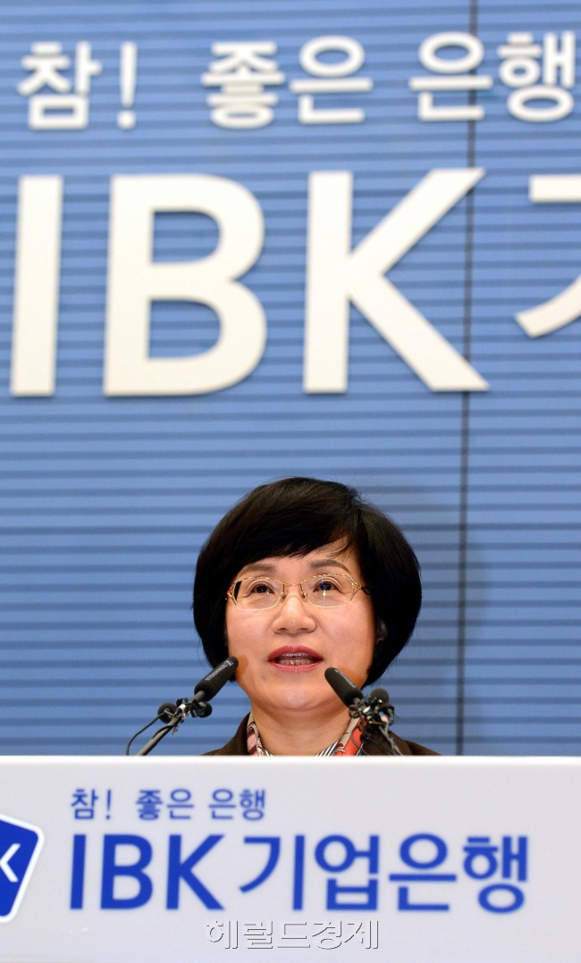 국내 첫 여성은행장인 권선주 기업은행장이 30일 오전 서울 중구 을지로 IBK기업은행 본점에서 열린  취임식에서 취임사를 하고 있다. <br />김명섭 기자 msiron@heraldcorp.com
국내 첫 여성은행장인 권선주 기업은행장이 30일 오전 서울 중구 을지로 IBK기업은행 본점에서 열린  취임식에서 취임사를 하고 있다.
김명섭 기자 msiron@heraldcorp.com
국내 첫 여성은행장인 권선주 기업은행장이 30일 오전 서울 중구 을지로 IBK기업은행 본점에서 열린  취임식에서 취임사를 하고 있다.
김명섭 기자 msiron@heraldcorp.com
