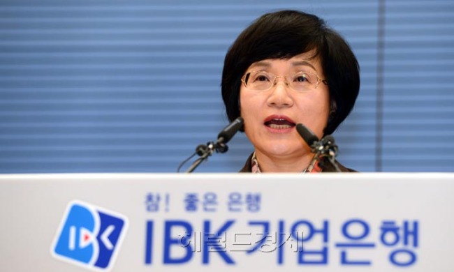 권선주(금융인/기업은행은행장)
국내 첫 여성은행장인 권선주 기업은행장이 30일 오전 서울 중구 을지로 IBK기업은행 본점에서 열린 취임식에서 취임사를 하고 있다.