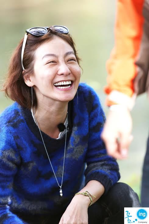 이미연(영화배우)
배우 이미연이 ‘꽃보다 누나’에서 착용한 목걸이가 누리꾼의 시선을 끌고 있다.