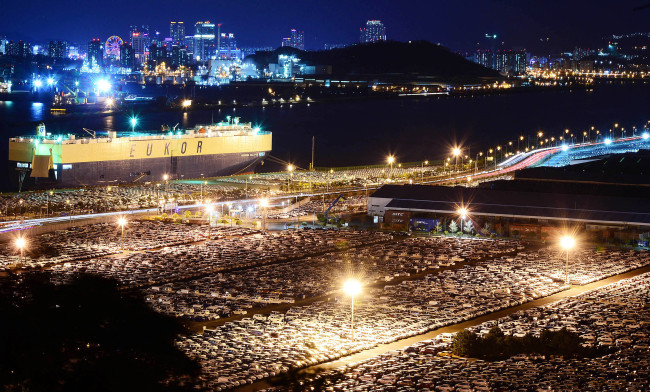 Hyundai Motor vehicles bound for export await shipment at a port near the company’s plant in Ulsan. Lee Sang-sub/The Korea Herald