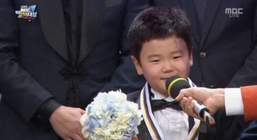윤후(화제인물)
MBC 예능프로그램 ‘일밤 - 아빠 어디가’ (이하 아빠 어디가)의 다섯 아이들이 ‘2013 MBC 방송연예대상’에서 특별상을 수상했다.