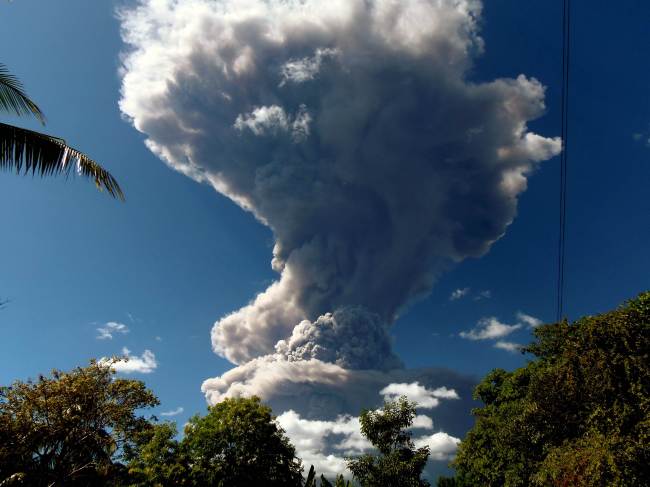 The Chaparrastique volcano spews ash and smoke in San Miguel, 140 kilometers east of San Salvador, Sunday.   AFP-Yonhap News