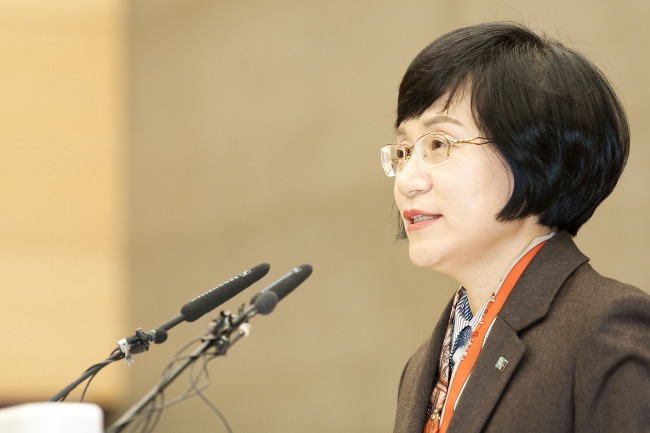 권선주(금융인/기업은행은행장)
Kwon Seon-joo, the newly inaugurated female CEO of the state-run Industrial Bank of Korea, vowed Monday to “take all perseverance and tenacity to stand against outside influences.”
IBK CEO Kwon Seon-joo