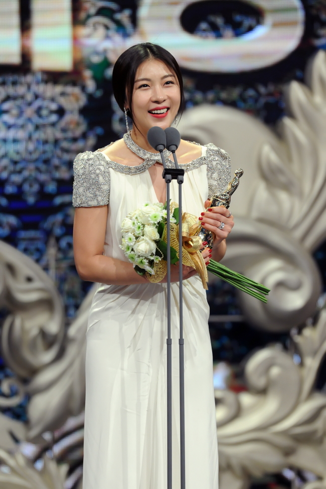 하지원(영화배우/탤런트)
이변은 없다. 역사왜곡 논란을 딛고 20%에 육박하는 시청률을 기록 중인 ‘기황후’의 하지원이 2013 MBC 연기대상에서 대상 트로피를 들어올렸다.