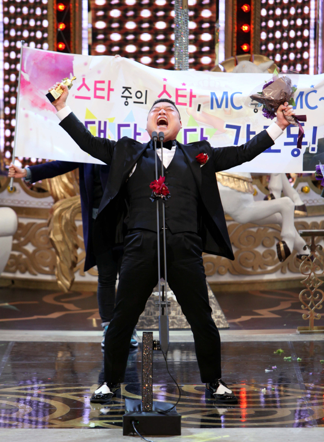 강호동(MC/개그맨)
예능인들의 연말잔치는 ‘눈물바다’였다. TV에선 시청자들에게 웃음을 줬던 이들은 한 자리에 모여 함께 즐기다가도 곁을 지켜준 동료들을 향한 고마움과 미안함, 고단했던 지난 날들의 기억을 떠올리며 눈물을 훔쳤다.