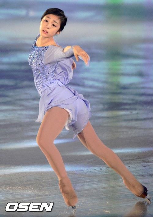 김연아(스케이트선수)
일본의 한 언론이 ‘피겨여왕’ 김연아(23)의 높은 예술점수 이유로 ‘큰 엉덩이’와 ‘요염한 의상’을 꼽아 논란이 일고 있다.