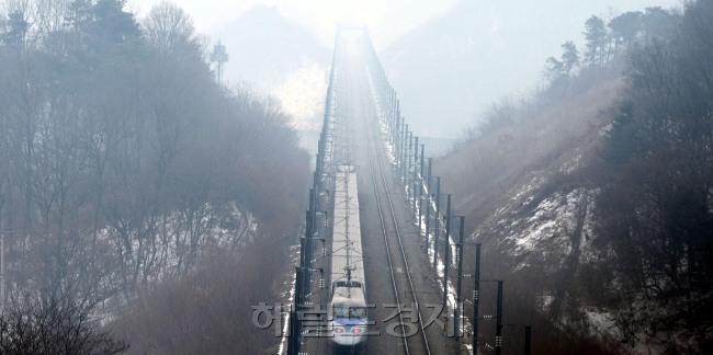 철도노조가 파업을 철회하고 업무에 복귀하기로 결정함에 따라 운행에 차질을 빚던 KTX도 안갯속을 뚫고 시원하게 달리고 있다. 국민은 주요 교통수단인 철도가 언제나 안전하게 안정적으로 운행되길 바란다.