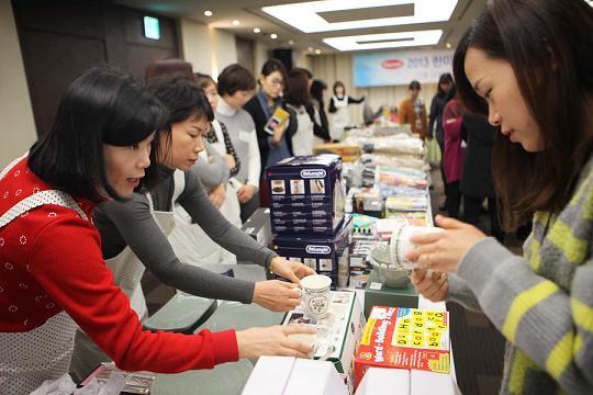 한미약품(대표 이관순)은 자사 임원 가족모임인 한미부인회가 바자회를 열어 3000만원을 마련해 기부했다고 31일 밝혔다.