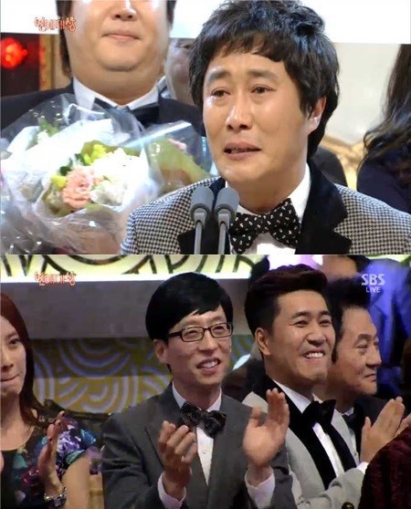 김병만(위부터/개그맨),송지효(천성임/영화배우/탤런트),유재석(MC/개그맨),김종민(가수/코요태),박준규(탤런트/영화배우)
개그맨 김병만이 ‘SBS 연예대상’에서 대상을 수상하자 동료들이 기립 박수로 환호했다.
[사진=SBS]