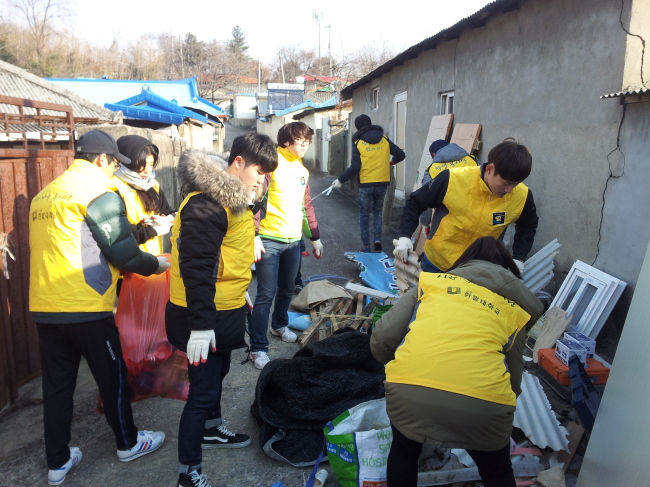 한밭대(총장 이원묵)는 지난달 23일부터 대전지역 소외계층을 대상으로 지역사회 공헌사업을 펼치고 있다. 다음달 중순까지 실시되는 일명 ‘사랑은 더하고(+) 어려움은 나누고(÷)’ 행사<사진>에는 대전 동구, 중구, 유성구지역 내 소외계층 총15가구를 대상으로 하고 있으며, 한밭대학교 학생봉사단 23명, 교직원 6명이 참가하고 있다.