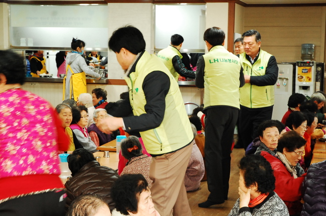 한국토지주택공사(LH) 대구경북지역본부가 독거노인을 위한 ‘사랑의 손길’ 봉사활동으로 한 해를 마무리했다.
1일 LH대경본부에 따르면 본부는 지난해 30일 대구 월성 3단지 노인정을 찾아 어르신들을 위한 급식 봉사활동과 함께 떡과 휴지를 선물로 제공했다.
이날 행사는 저소득층 어르신들을 위해 따뜻한 점심식사 대접과 함께 홀로 계신 어르신들에게 따뜻한 이웃의 정과 사랑의 실천으로 진행됐다.