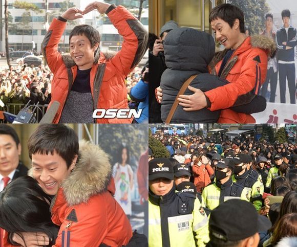 정우(김정국/영화배우/탤런트)
배우 정우의 90도 폴더인사가 화제를 모았다.