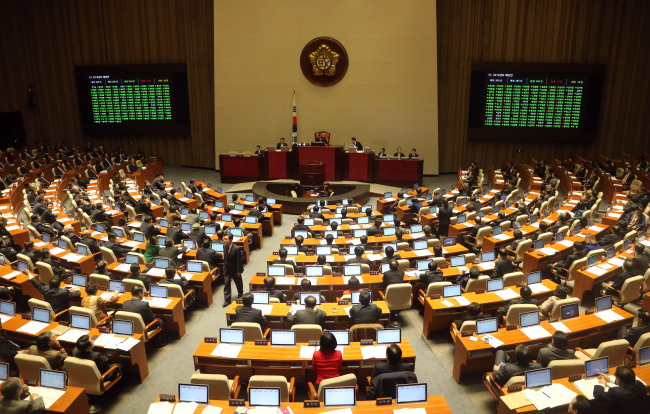 Lawmakers attend the National Assembly plenary session to pass this year's budget bill on Wednesday. Yonhap News