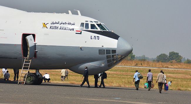 Sudanese citizens board a Sudanese plane back to Khartoum after it brought food aid, medicine and clothes to Juba, South Sudan, Tuesday.   AFP-Yonhap News