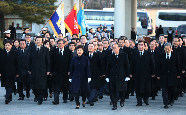 President Park Geun-hye, Cabinet members including Prime Minister Chung Hong-won (behind Park) and other government officials pay their respects at the Seoul National Cemetery on Wednesday.   Yonhap News