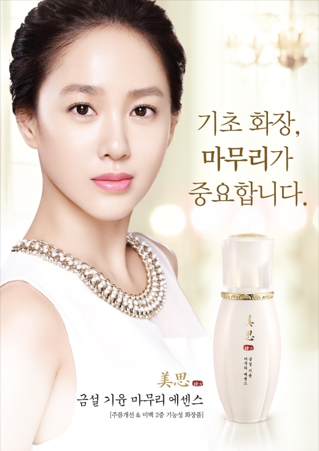 코스메틱 전문기업 에이블씨엔씨(078520ㆍ대표 서영필)의 화장품 브랜드인 미샤에서 기초케어 마무리 단계에 사용해 피부를 매끈하고 생생하게 유지해주는 한방 에센스를 출시했다고 2일 밝혔다.
신제품 ‘미사 금설 기윤 마무리 에센스’<사진>는 주름 개선 및 미백 2중 기능성 제품으로, 전 단계에서 공급된 유효 성분의 흡수를 돕고 영양과 수분이 빠져나가지 않도록 가둬준다는 것이 특징.