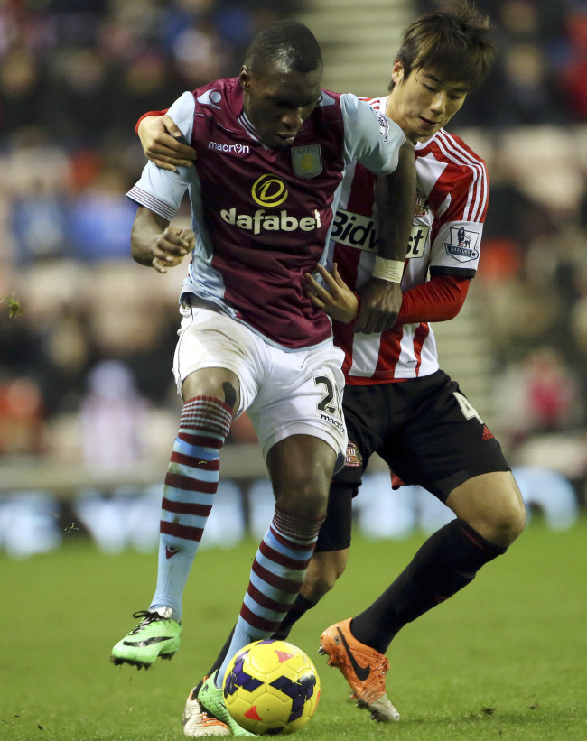 Sunderland’s Ki Sung-yueng (right) vies for the ball with Aston Villa’s Christian Benteke on Wednesday.   AP-Yonhap News