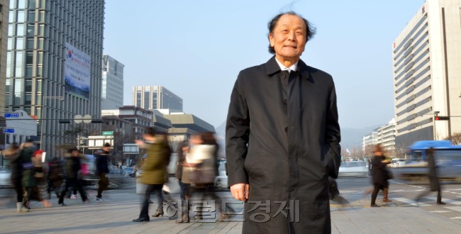 조정래(소설가/교수)
한국근현대사의 수난과 저항, 민초들의 삶, 현 시대의 사회문제를 절절하고 질박한 언어로 파헤쳐 온 한국문학의 거장 조정래(71). 그는 자신의 삶과 문학, 한국 사회의 현주소와 미래, 한국문학 과제에 대한 질문에 거침없는 답변을 쏟아냈다.
