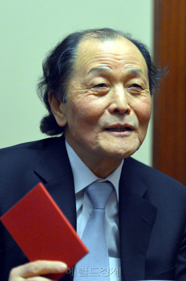조정래(소설가/교수)
한국근현대사의 수난과 저항, 민초들의 삶, 현 시대의 사회문제를 절절하고 질박한 언어로 파헤쳐 온 한국문학의 거장 조정래(71). 그는 자신의 삶과 문학, 한국 사회의 현주소와 미래, 한국문학 과제에 대한 질문에 거침없는 답변을 쏟아냈다.