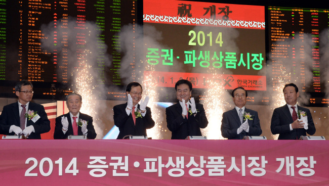 Korea Exchange CEO Choi Kyoung-soo (third from left) celebrates with other financial officials after opening the equity and derivatives markets in the new year at KRX headquarters in Seoul, Thursday.    Ahn Hoon/The Korea Herald