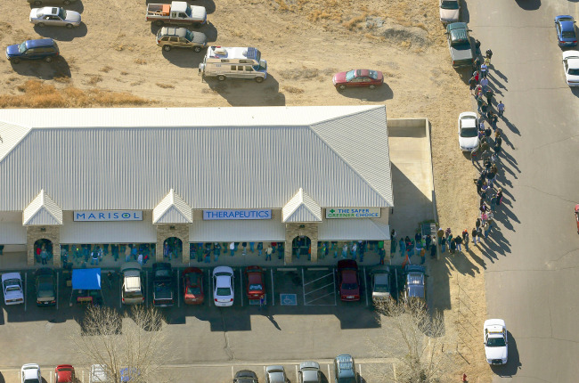 A long line of buyers trails from a store selling marijuana in Pueblo West, Colorado, Wednesday.   AP-Yonhap News