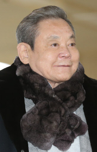 이건희(기업인/국제기관단체인/삼성전자회장)
As he has done in many times in the past, Samsung Group chairman Lee Kun-hee emphasized that Samsung must keep trying to shed old things in running business in order to embrace a new global management system.
Samsung Group chairman Lee Kun-hee