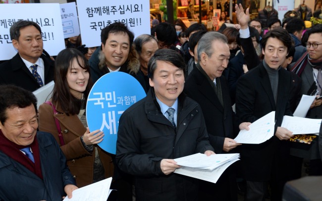 Rep. Ahn Cheol-soo (center) and figures linked to his new party including Rep. Song Ho-chang (right) engage the public in Myeong-dong, Seoul, Thursday.   Lee Gil-dong/The Korea Herald