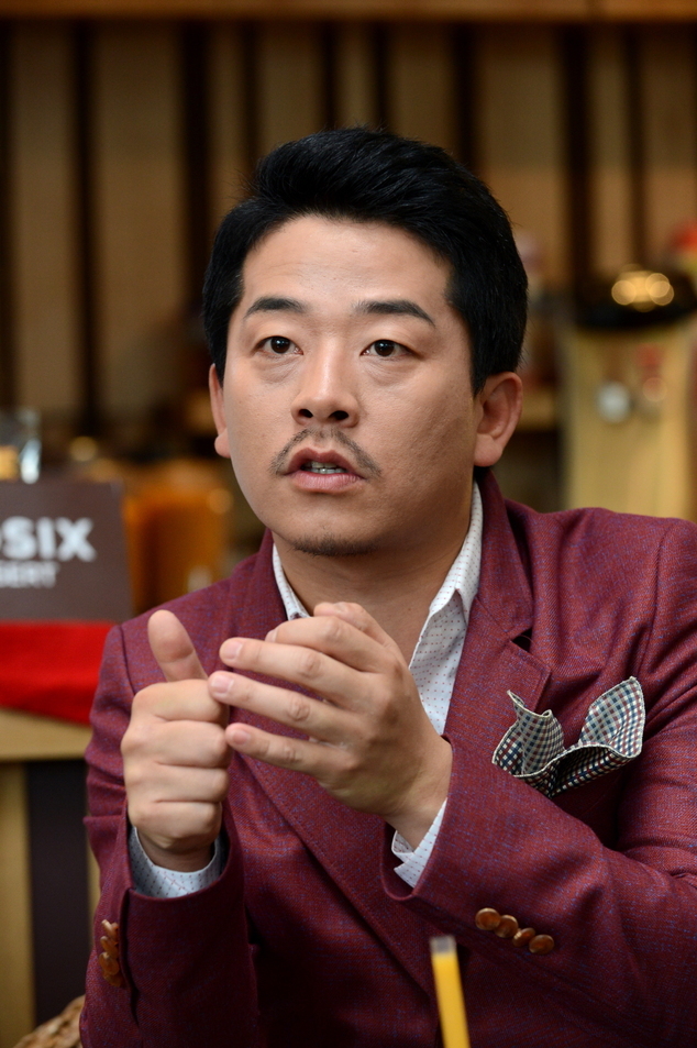 김준호(개그맨)
지난 몇 년간 국내 TV 예능프로그램을 지배해오던 ‘국민MC’ 유재석과 강호동의 양강 구도는 깨졌다.