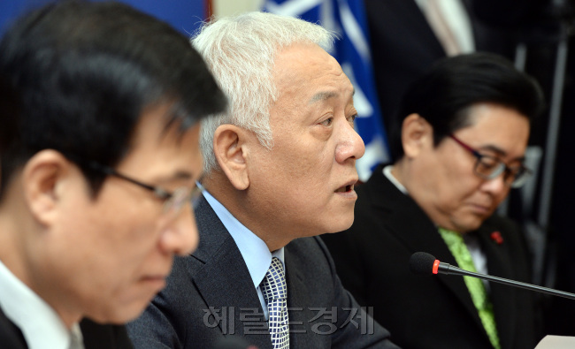 3일 오전 서울 여의도 국회에서 열린 민주당 최고위원회의에서 김한길 대표가 모두발언을 하고 있다./안훈기자 rosedale@ 2014.01.03
3일 오전 서울 여의도 국회에서 열린 민주당 최고위원회의에서 김한길 대표가 모두발언을 하고 있다./안훈기자 rosedale@ 2014.01.03