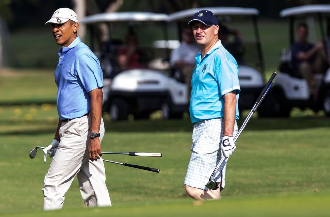 U.S. President Barack Obama (left) and New Zealand Prime Minister John Key walk from their golf carts to the second hole green at the Kaneohe Klipper Golf Course at Marine Corps Base Hawaii in Kaneohe, Hawaii, Thursday.   AFP-Yonhap News