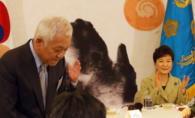Democratic Party chairman Kim Han-gil attends a meeting between President Park Geun-hye and political and business leaders at Cheong Wa Dae on Friday.   Yonhap News