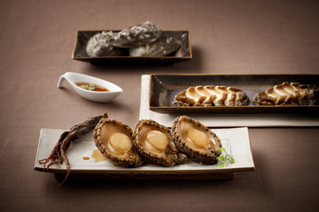 Lunar New Year gift sets at Sheraton Grande Walkerhill
The Sheraton Grande Walkerhill is offering gift sets for the Lunar New Year, which falls on the last week of January.