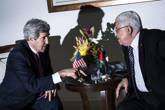 U.S. Secretary of State John Kerry (left) talks with Palestinian President Mahmoud Abbas at the presidential compound in the West Bank city of Ramallah on Saturday.   AP-Yonhap News