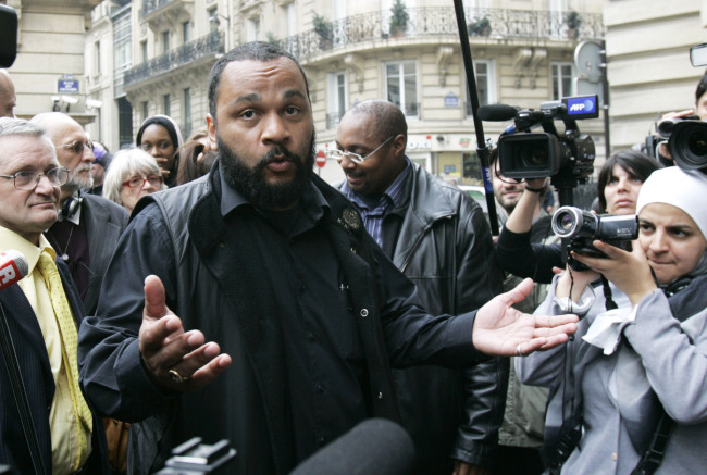 In this May 13, 2009 file photo, controversial French comedian Dieudonne M’Bala M’Bala, known as Dieudonne, heads for the Interior Ministry to submit a list of candidates for the European elections in Paris.   AP-Yonhap News