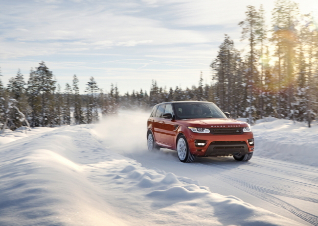Jaguar Land Rover Korea on Monday debuts the All New Range Rover Sports 3.0 Super Charger, which boasts 340 horsepower and a more fuel-efficient all-aluminum body.   Jaguar Land Rover
