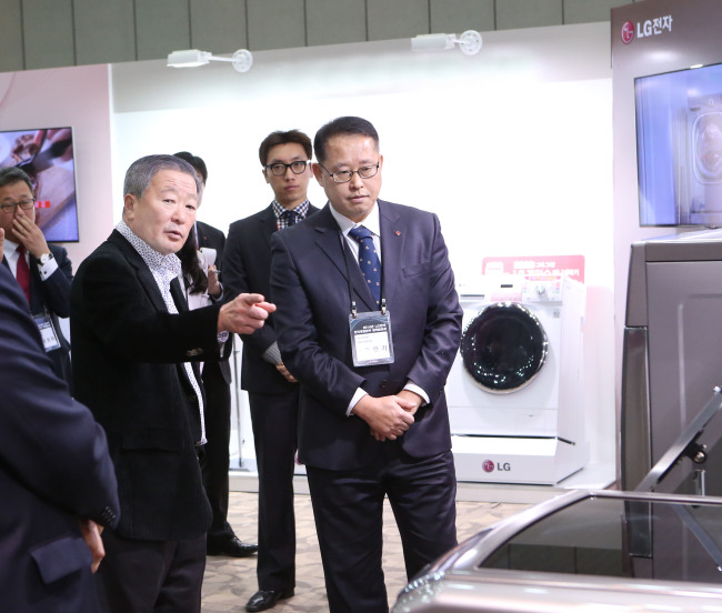 LG Group chairman Koo Bon-moo (left) attends the meeting of LG Electronics’ 2014 business strategy at the Korea International Exhibition Center in Ilsan, Gyeonggi Province, Friday.   LG Group