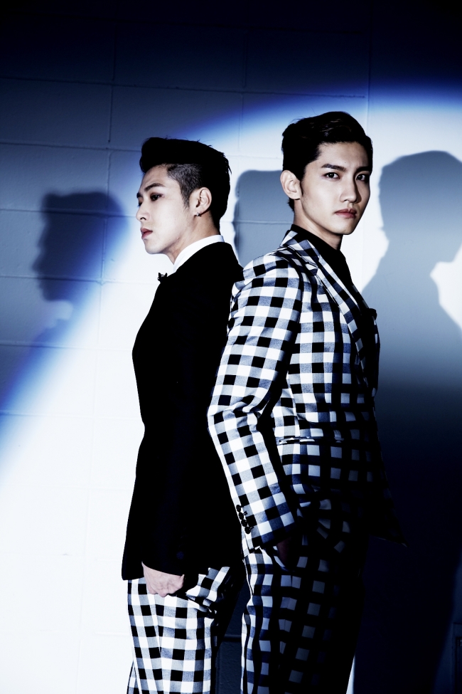 유노윤호(좌부터/정윤호/가수/탤런트/동방신기),최강창민(심창민/가수/탤런트/동방신기)
10년차 아이돌 그룹 동방신기의 7집 ‘텐스’(TENSE)의 타이틀곡 ‘섬싱’(Something)의 방송무대를 본 팬들의 반응이다. 명성 그대로라는 얘기다.