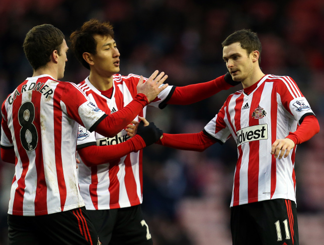 Sunderland’s Adam Johnson (right) celebrates his goal with his teammate Ji Dong-won (center) Sunday.   AP-Yonhap News