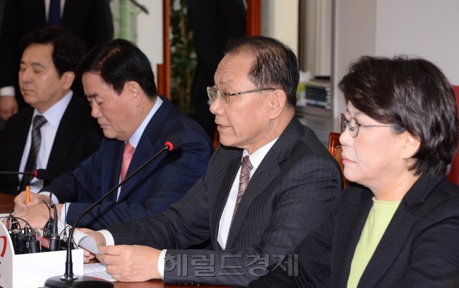 황우여새누리당 대표최고위원가  6일오전 국회대표최고위원실에서 열린 최고위원회의에서 모두발언을하고있다.이길동기자.gdlee~2014.01.06.
황우여새누리당 대표최고위원가  6일오전 국회대표최고위원실에서 열린 최고위원회의에서 모두발언을하고있다.이길동기자.gdlee~2014.01.06.
황우여 새누리당 대표가 6일 오전 국회대표최고위원실에서 열린 최고위원회의에서 모두발언을 하고 있다. 이 자리에서 황 대표는 특별ㆍ광역시 구의원을 폐지하는 지방자치제도 개편과 관련해 “당 특위가 마련한 안을 잘 수용해 당이 소정의 절차를 거쳐 당헌당규에 마련될 수 있도록 하겠다”고 밝혔다.  이길동 기자/gdlee@