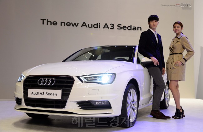 아우디코리아가 6일 오전 서울 삼성동 코엑스에서 프리미엄 콤팩트 세단 ‘뉴 아우디 A3 세단’ 발표행사를 하고 공식 출시를 알렸다. 3도어, 5도어 해치백 모델에 이은 A3 시리즈의 세 번째 모델이자 아우디 소형차로서는 첫 번째 세단이다. 16.7㎞/ℓ의 복합연비 1등급에 가격은 2.0 TDI가 3750만원, 2.0 TDI 다이내믹이 4090만원으로 책정됐다.