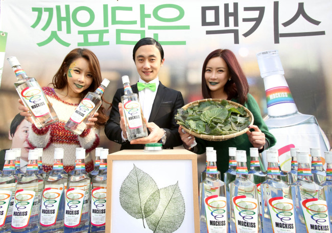 색다른 주류문화를 선도해 나가고 있는 맥키스(구 선양ㆍ회장 조웅래)는 깻잎담은 맥키스를 출시했다고 6일 밝혔다.
이번에 출시한 깻잎담은 맥키스 제품은 국내산 보리숙성 원주에 금산군 추부면에서 재배한 최고급 깻잎 추출물을 넣어 맛이 상쾌하고 부드럽다. 깻잎에는 노인성 치매나 각종 스트레스로 인한 질병을 치유할 수 있는 항산화 성분이 다량 들어 있어 건강을 생각하는 애주가들에게 제격이다.