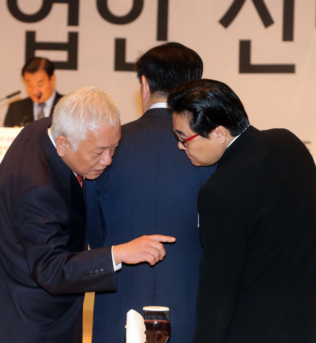 Democratic Party Chairman Rep. Kim Han-gil (left) talks with DP floor leader Rep. Jun Byung-hun (right) on Monday, with the ruling Saenuri Party floor leader Rep. Choi Kyunghwan standing between the two.   Yonhap News