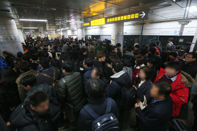 Sadang Station in southern Seoul is crowded with passengers early Monday, as the northbound track of Seoul Subway Line 4 was partially suspended during rush hour due to a power outage.   Yonhap News