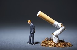새해 단골 결심, ‘금연’. 지금이야 담배가 어디서든 환영받지 못한 신세지만, 불과 50년전만해도 미국에선 담배광고가 버젓이 TV 전파를 탔고, 식당은 물론 사무실, 비행기 안에서도 담배 연기가 흘러나왔다. 당시 미국 성인의 42%가 흡연자였고, 그 가운데 의사도 많았다.