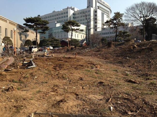 최근 백양로 프로젝트로 학내외 공사를 진행 중인 연세대가 이한열, 노수석 열사를 추모하기 위해 마련된 설치물들을 해당 추모사업회에 통보하지 않고 훼손해 논란을 빚고 있다. 사진은 공사 중인 이한열동산.  [사진제공=노수석기념사업회]