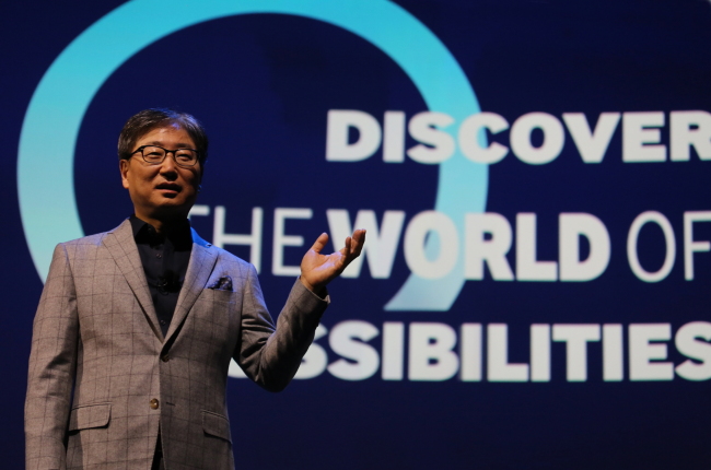 Yoon Boo-keun, Samsung Electronics’ consumer electronics chief, delivers a speech at a global press conference at the 2014 international CES in Las Vegas on Monday.   Samsung Electronics