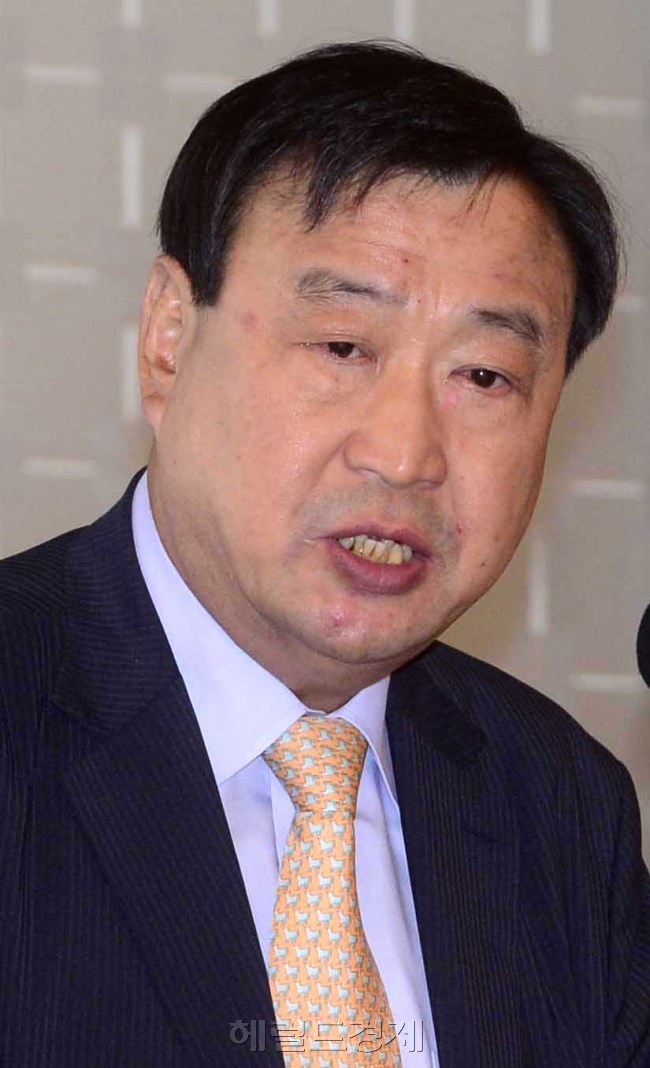 이희범 경총회장이 23일 오전 서울 웨스틴조선호텔에서 열린 180회 경총포럼에서 인사말을 하고 있다. 박해묵 기자/mook@heraldcorp.com
이희범 경총회장이 23일 오전 서울 웨스틴조선호텔에서 열린 180회 경총포럼에서 인사말을 하고 있다. 박해묵 기자/mook@heraldcorp.com
이희범 경총회장이 23일 오전 서울 웨스틴조선호텔에서 열린 180회 경총포럼에서 인사말을 하고 있다. 박해묵 기자/mook@heraldcorp.com
