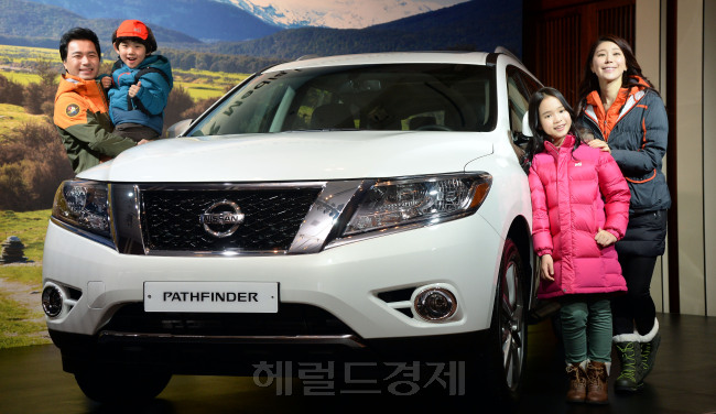 7인승 프리미엄 패밀리 SUV, 닛산 패스파인더 국내 최초 출시  7일 오전 서울 장충동 신라호텔에서 닛산이 '7인승 SUV 패스파인더'를 출시하고 신차발표회를 갖고 있다. 이번에 출시한 '닛산 패스파인더'는 4세대 모델로 3.5리터 6기통 VQ 엔진을 탑재해 최고출력 263/6,400(ps/rpm), 최대토크 33.2/4,400(kq.m/rpm)의 강력한 성능을 지녔다. 가격은 5,290(VAT포함) 이다./안훈 기자 rosedale@ 2014.01.07
7인승 프리미엄 패밀리 SUV, 닛산 패스파인더 국내 최초 출시  7일 오전 서울 장충동 신라호텔에서 닛산이 '7인승 SUV 패스파인더'를 출시하고 신차발표회를 갖고 있다. 이번에 출시한 '닛산 패스파인더'는 4세대 모델로 3.5리터 6기통 VQ 엔진을 탑재해 최고출력 263/6,400(ps/rpm), 최대토크 33.2/4,400(kq.m/rpm)의 강력한 성능을 지녔다. 가격은 5,290(VAT포함) 이다./안훈 기자 rosedale@ 2014.01.07